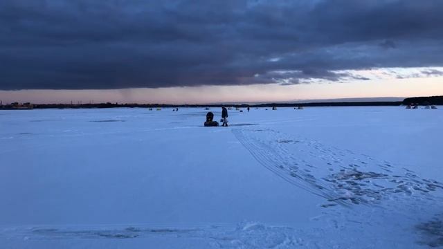 Зимняя рыбалка на леща / Один кормит, другой ловит смотреть онлайн