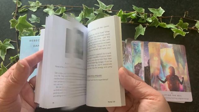 The Starseed Oracle deck by Rebecca Campbell review, flip through #oraclecards #flipthrough смотреть онлайн