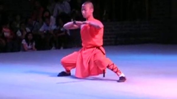 Шаолиньский монах разбивает металлическую пластину о голову | Shaolin monks show (Shaolin monastery