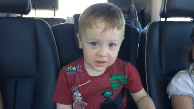 Двухлетний мальчик поёт "трус не играет в хоккей" смотреть онлайн