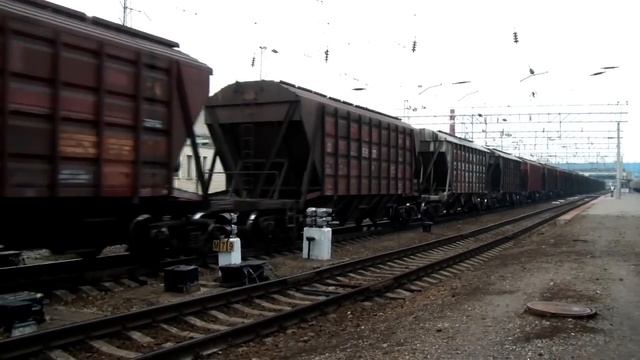 ВЛ80Т-892 с грузовым поездом смотреть онлайн