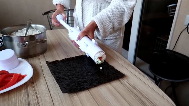 ДЕЛАЕМ СУШИ БОЛЬШИМ ШПРИЦЕМ смотреть онлайн