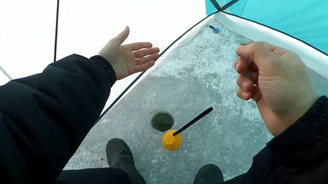 Ловля плотвы в глухозимье. Клюёт как из пулемёта. смотреть онлайн