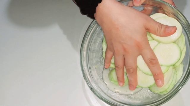 Кабачки изчезают на раз.Не успеваю подавать на стол.Лучше рецепт закуски из кабачка? смотреть онлайн