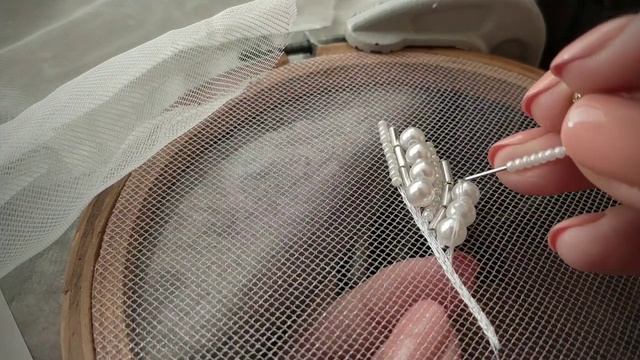 Зимнее перышко. Люневильская вышивка бисером, пайетками, бусинами, стеклярусом. смотреть онлайн