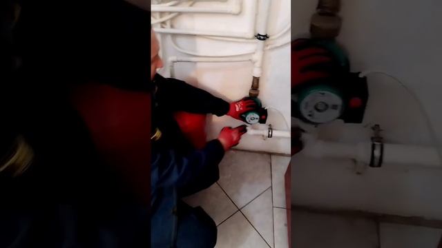 Не работает отопление? банальная причина #сантехникlive #отопление смотреть онлайн