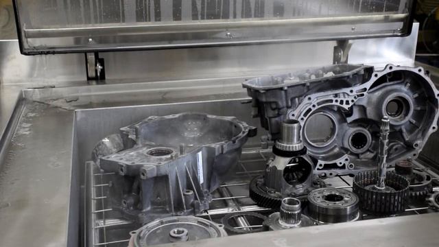 Ультразвуковая мойка деталей двигателя в ванне смотреть онлайн
