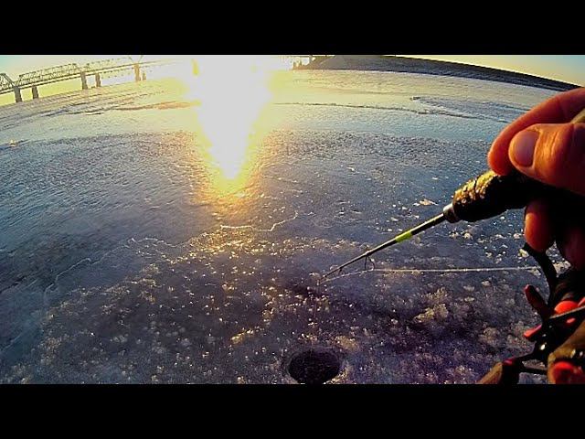 ПЕРВЫЙ ЛËД 2022-2023 ! ПЕРВЫЙ РАЗ ПОПАЛ НА ВЫХОД СУДАКА!) РЫБАЛКА смотреть онлайн