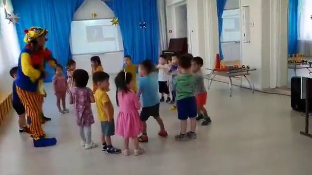 «День смеха», средняя группа «Сулусчаан» смотреть онлайн