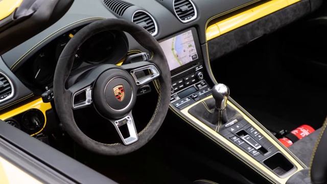 2022 Porsche Cayman GT4 vs 2022 Porsche 718 Spyder смотреть онлайн