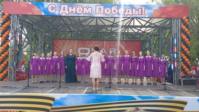 "Крылатые качели". Дети поют на фонтане дружба 09.05.2022 г. Детская школа искусств №2 смотреть онлайн