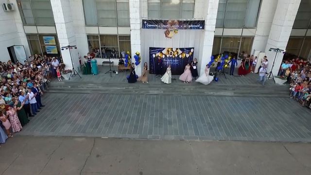 Танец выпускников 2018г. и подарок - песня от родителей! смотреть онлайн