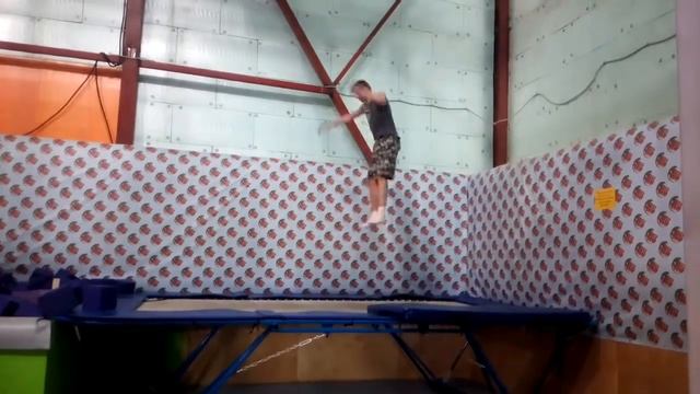 Рома на батуте смотреть онлайн