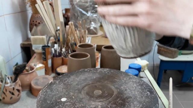 Изготовление керамической вазы. Ангоб, глазурь. Ceramic Vase #pottery #гончарство смотреть онлайн