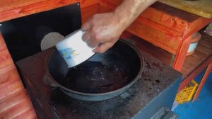Щи в казане на огне.