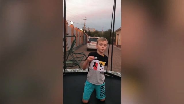 Как сделать сальто назад на батуте смотреть онлайн