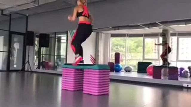 Упражение для спортзала: боковое зашагивание на тумбу смотреть онлайн