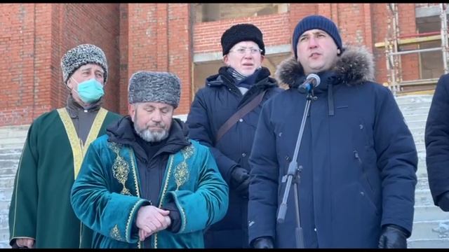 Установка полумесяца на строящейся мечети Джамиг смотреть онлайн