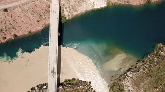 Удивительное смешение вод рек Нарын и Карасуу, Киргизия смотреть онлайн