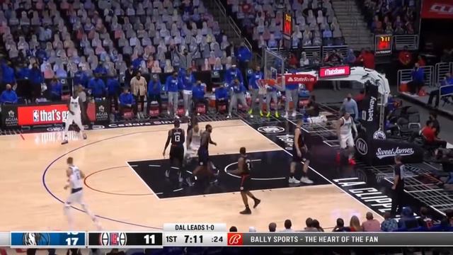 Дончич забивает сверху через игроков.