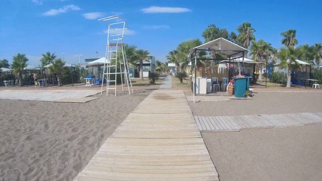Отельный пляж на городском побережье Анталии куда постояльцев отеля на такси отвозят дважды в сутки смотреть онлайн