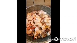 Жаренные КОРОЛЕВСКИЕ  КРЕВЕТКИ и МОРСКОЙ КОКТЕЙЛЬ с чесноком в  соевом соусе.