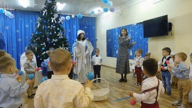 "Приключения у новогодней елочки", новогодний утренник в младшей группе "Ладушки", 2022г. смотреть онлайн