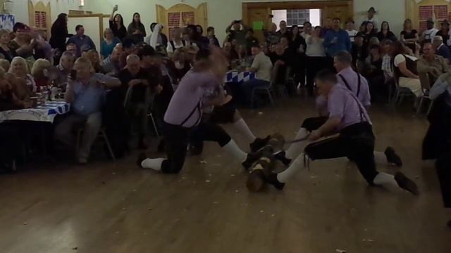 Немецкий танец . ( Рубят бревно под музыку ) German log dancing. смотреть онлайн