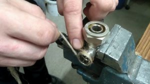 Как намотать сантехнический лён на резьбу с первого раза, чтобы не потекло