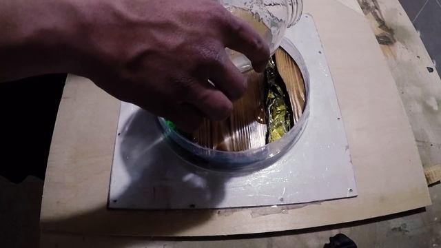 Настенные часы из дерева и эпоксидной смолы смотреть онлайн