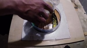 Настенные часы из дерева и эпоксидной смолы