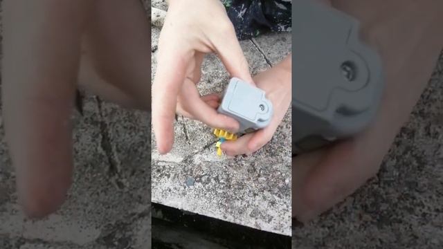 Что находится внутри фонарика, игрушки, электро прибора? смотреть онлайн