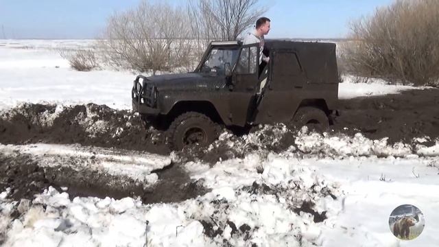 Сломали лебёдку в чистом поле. В грязи застряли УАЗ, Duster, Нива. смотреть онлайн