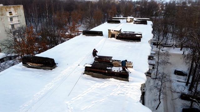 Осташков///чистка снега с края крыши многоквартирного дома