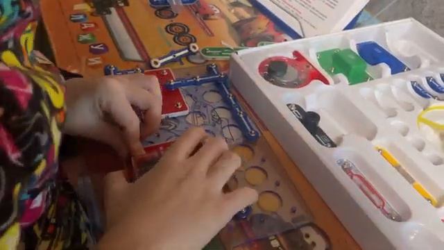 Собираем схему лампочки и звук сирены ,используя электронный конструктор «Знаток». смотреть онлайн