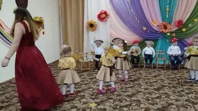 танець з листочками друга малодша група смотреть онлайн