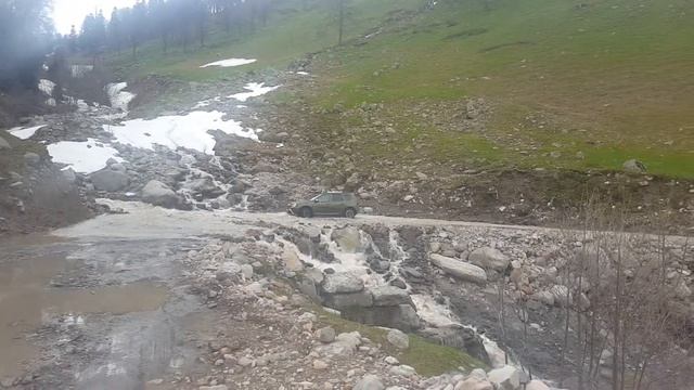 Дастер едет смело по немного мокрой трассе смотреть онлайн