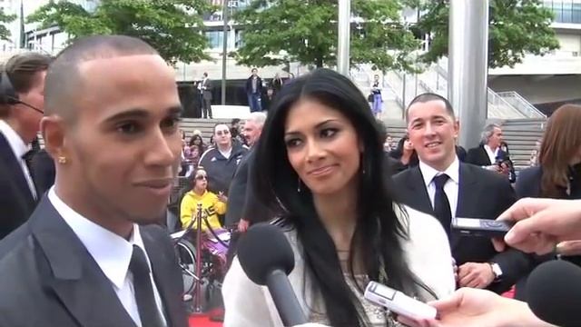 Lewis Hamilton and Nicole Scherzinger interview on the National Movie Awards red carpet Glamour com смотреть онлайн