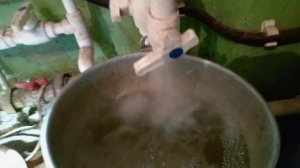 Скачет, повышается/понижается давление в системе отопления. Ежегодное ТО расширительного бака.