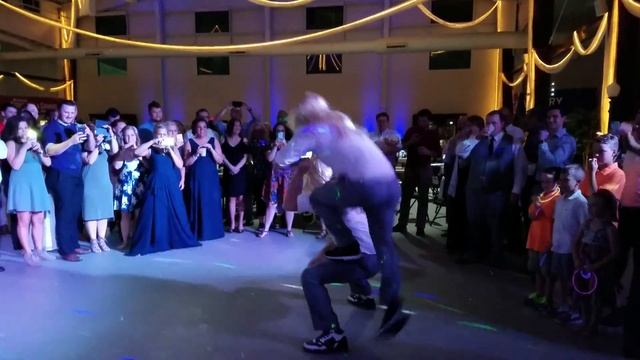 "White Chicks" dance battle at wedding reception смотреть онлайн