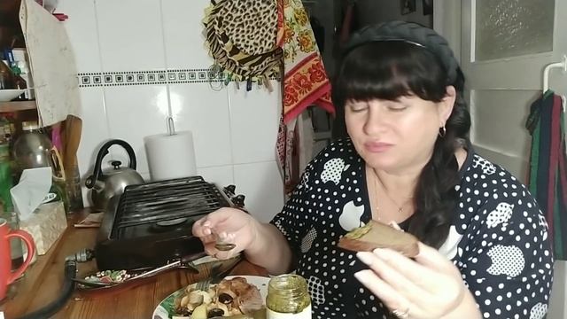 Немножко помогла Замке, топлю печь, варганю еду? смотреть онлайн