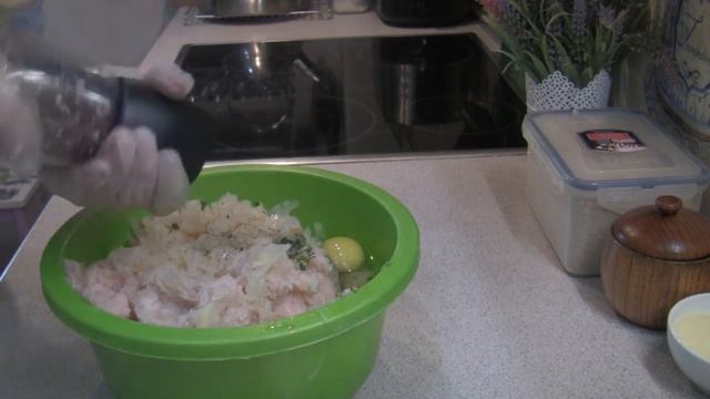 КУРИНЫЕ КОТЛЕТКИ С КВАШЕНОЙ КАПУСТОЙ. смотреть онлайн