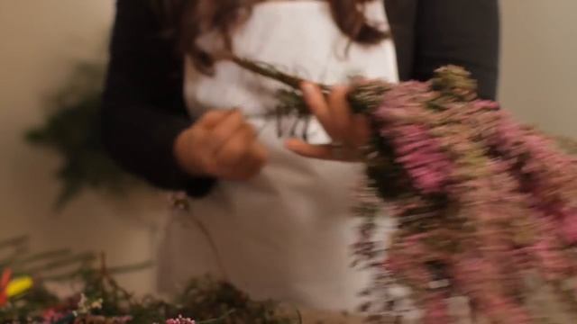 How to Build a Bridal Bouquet With Heather Flowers : Wedding Flowers смотреть онлайн