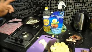 Жареный карась с луком и картошкой