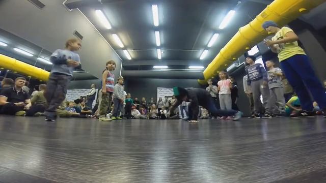 Детский брэйк-данс и хип-хоп батл в студии танцев "9 залов". 29.10.2017 смотреть онлайн