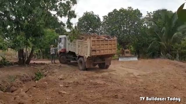 Part2!! Perfect operation project, pouring stones into the pond by bulldozer and 5 ton garbage truc смотреть онлайн