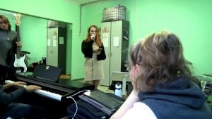 Урок вокала.Эстрада. Окуджава Романс "Эта женщина в окне" Репертуар.Караоке. Тональность.Поём с А.В