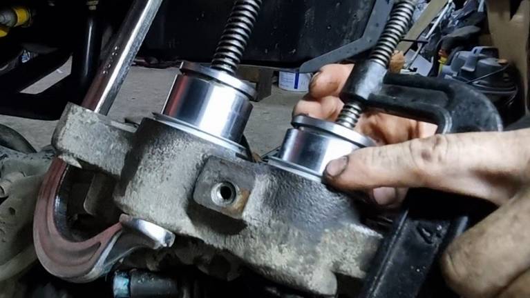 Ремкомплект тормозных суппортов на УАЗ Патриот от Ниссан Патрол смотреть онлайн