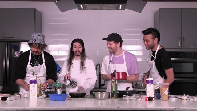 Connor insults Joey and Moistcr1tikal's cooking - Trash Taste смотреть онлайн