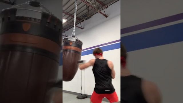 Throwing bombs on the grodex bag #boxingtraining #heavybagworkout #boxingmotivation #boxingnews смотреть онлайн